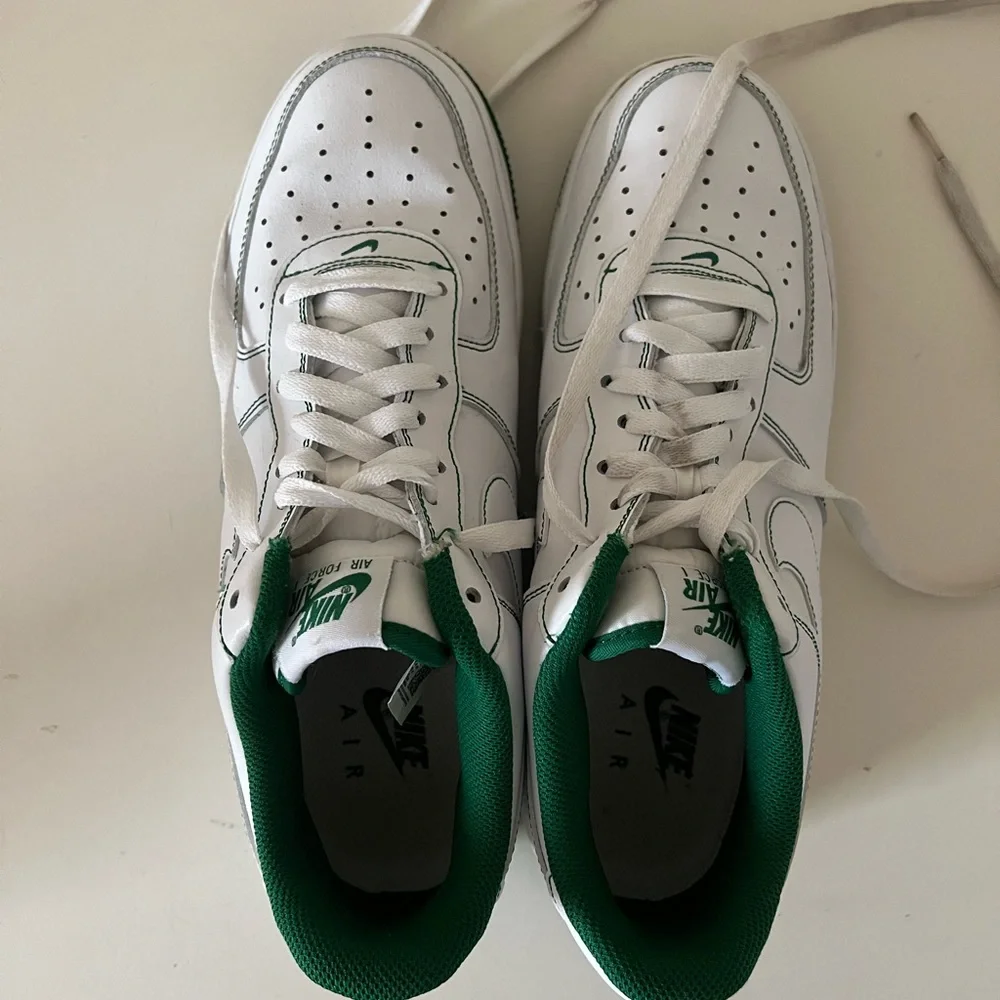 Nike Air Force 1 size 9.5M, white with green stitching - Picture 5 of 13